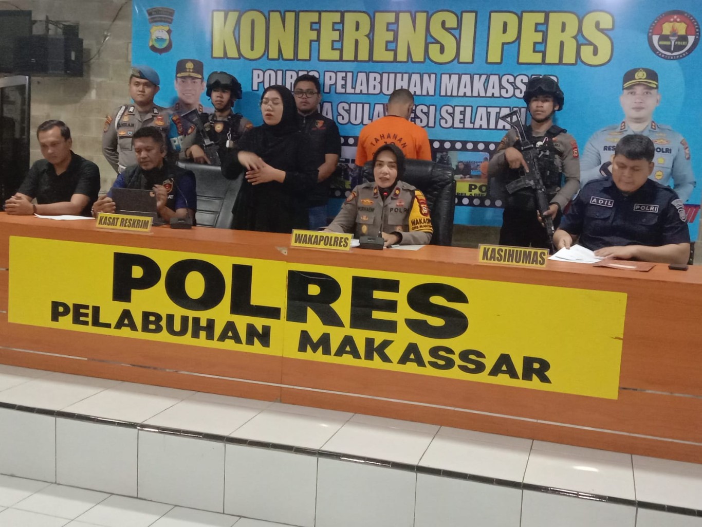 BKM/JULDAM
PENGANIAYAAN -- Wakapolres Pelabuhan Makassar, Kompol Nurhaeni didampingi Kasat Reskrim Polres Pelabuhan Makassar, Iptu Firman, saat merilis kasus penganiayaan tersebut pada Jum'at sore (27/9).
