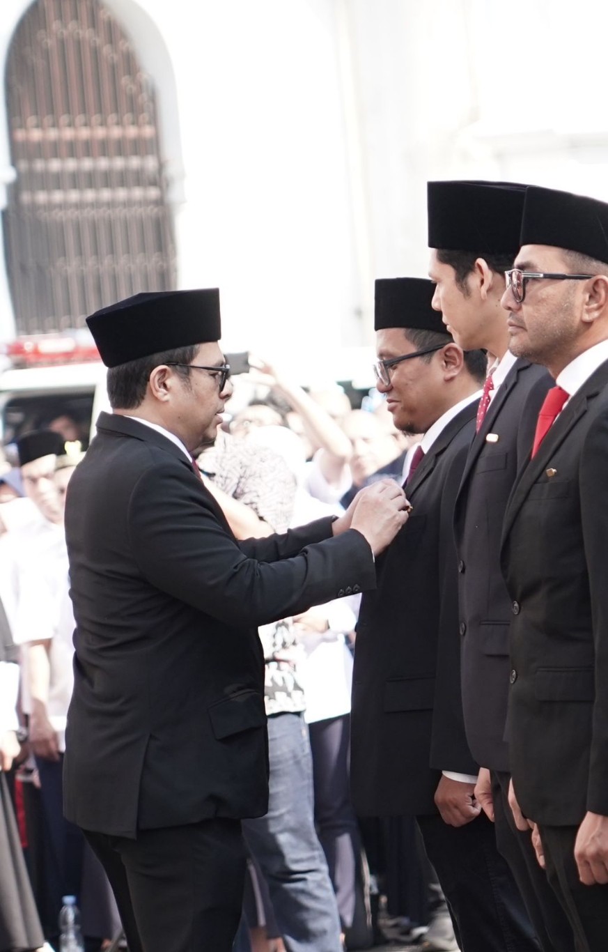 PENGHARGAAN -- Chief Enterprise & Business Officer XL Axiata, Feby Sallyanto, menerima penghargaan Satyalancana Wira Karya dalam peringatan Hari Bakti Pos dan Telekomunikasi ke-79 di Bandung, Jumat (27/9).