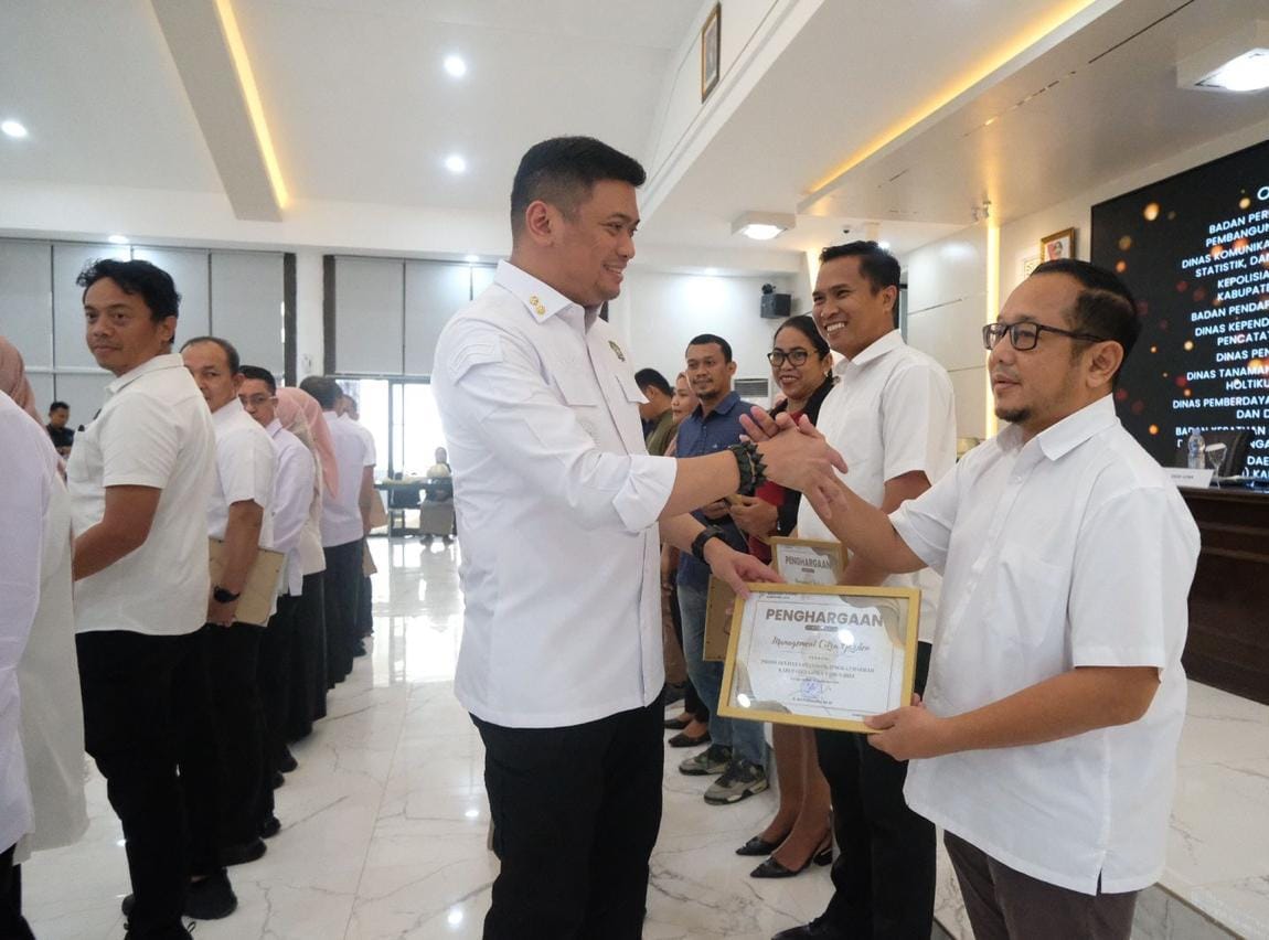 IST
PENGHARGAAN -- Bupati Gowa, Adnan Purichta Ichsan menyerahkan penghargaan bagi para pimpinan instansi karena proaktif dalam mendukung kegiatan BPS. 
