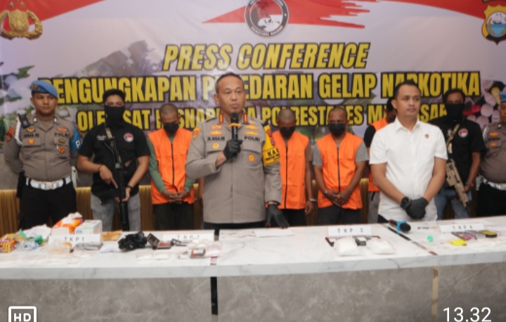 PENGUNGKAPAN -- Kapolrestabes Makassar, Kombes Pol Mokhamad Ngajib (tengah) didampingi Kasat Narkoba Polrestabes Makassar memberikan keterangan pengungkapan peredaran narkoba di aula Mappaoddang Polrestabes Makassar.