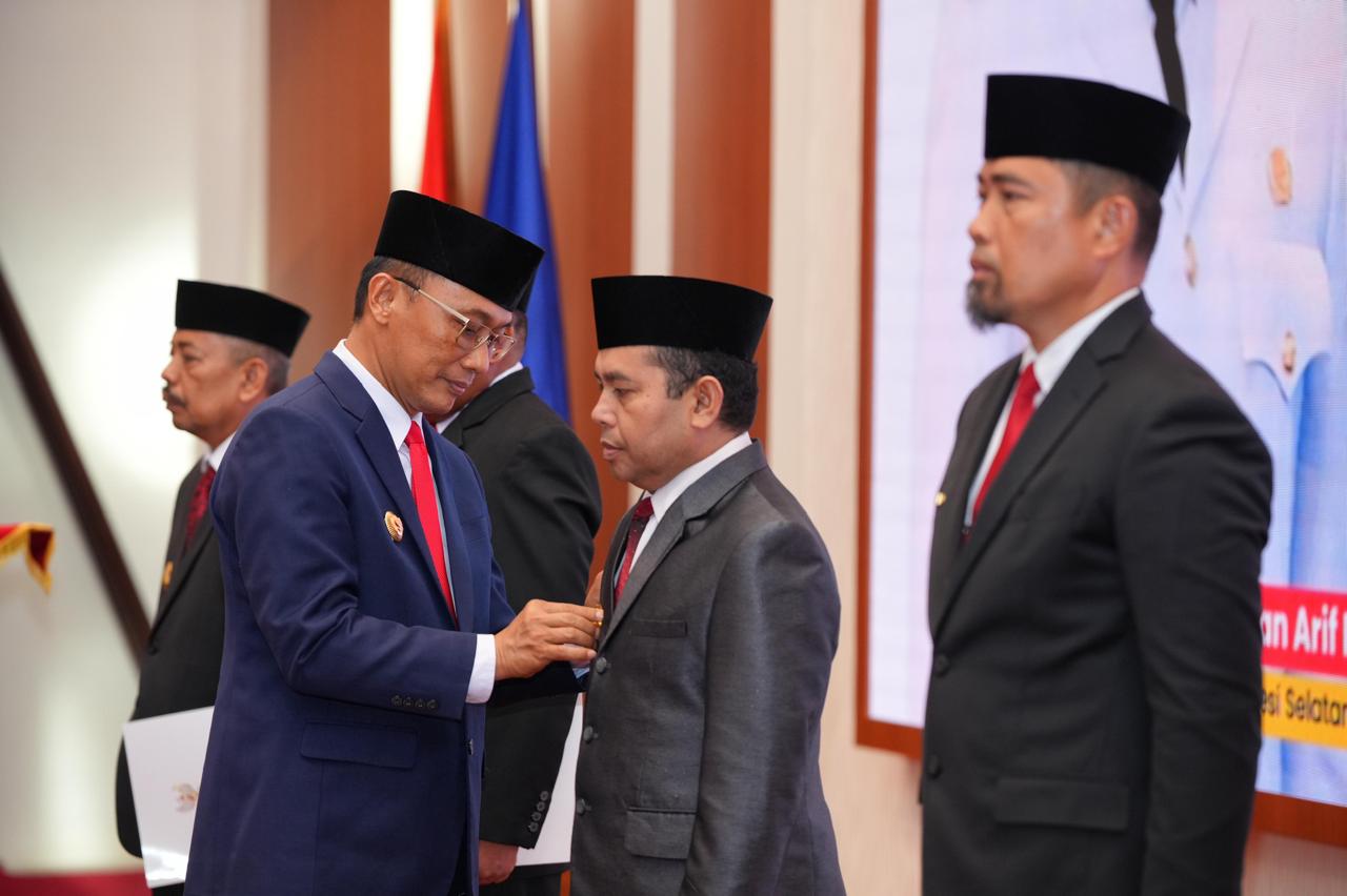 ist
KUKUHKAN--Pj Gubernur Sulsel Zudan Arif Fakrulloh resmi mengukuhkan empat pjs bupati dan wali kota di Sulsel. Mereka akan menjadi kepala daerah sementara setelah petahana di empat kabupaten/kota mengajukan cuti kampanye Pilkada 2024.Pengukuhan empat pjs kepala daerah digelar di Aula Tudang Sipulung Rujab Gubernur Sulsel, Jalan Sungai Tangka, Makassar, Selasa (24/9). 
