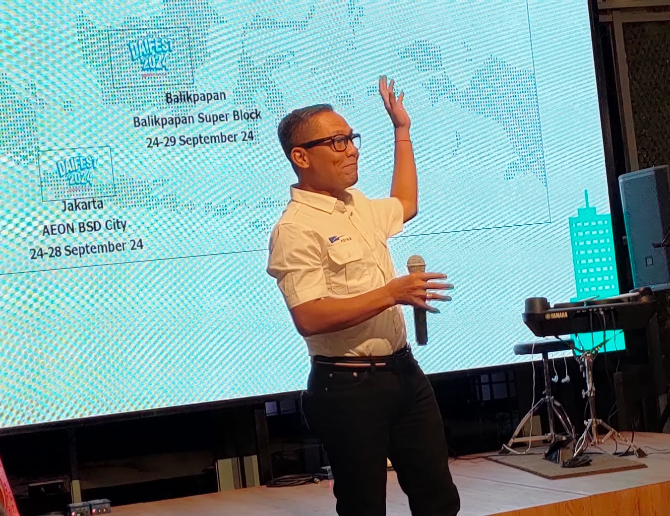 PENJUALAN -- Kepala Wilayah Astra Daihatsu IBT, Tulus Pambudi sedang menjelaskan mengenai perkembangan penjualan Daihatsu sepanjang tahun 2024.
