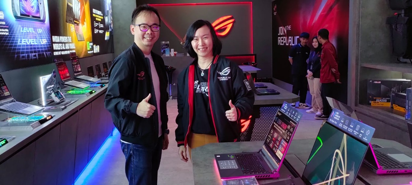 PERESMIAN -- Customer Business Development Manager ASUS Indonesia, Frank Wang dan Regional Sales Manager of Indonesia, Kristin Chandra di sela acara peresmian ASUS ROG Exclusive Store pertama di Makassar, bersama mitra ASUS Indonesia di Makassar dengan melakukan pengguntingan pita, Selasa (10/9).
