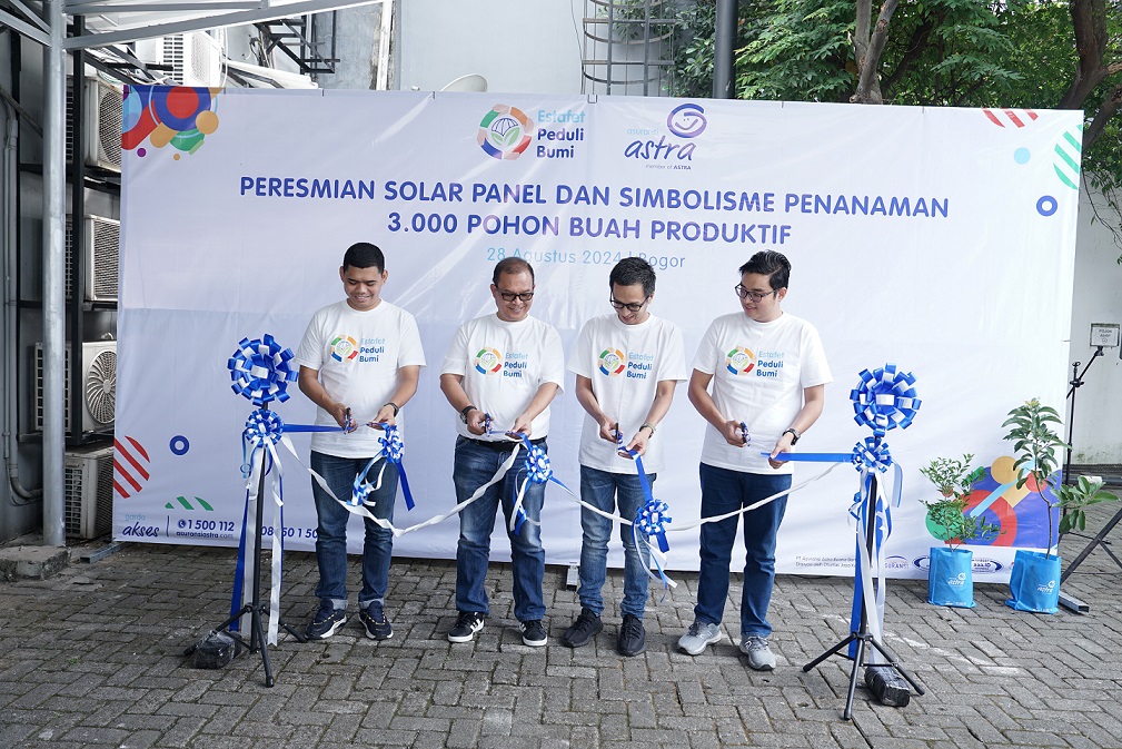 PERESMIAN -- Kiri ke kanan: Unit Manager Environment and Social Responsibility Asuransi Astra, Abdullah Kholifah, Chief Compliance & Risk Management Asuransi Astra, Widya Adi Tjahjono, Regional Manager Branch Management Asuransi Astra, Hendra, dan Branch Manager Asuransi Astra Bogor, Sebastian Djoni Syukur, saat peresmian solar panel berkapasitas 8,8 kWp di Kantor Cabang Asuransi Astra Bogor yang merupakan kantor cabang Asuransi Astra ketujuh yang berhasil terinstalasi solar panel.
