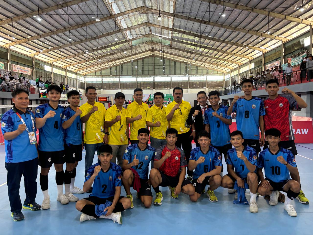 SUPORT -- Pj Bupati Pinrang, H Ahmadi Akil foto bersama usai menemui atlet asal Kabupaten Pinrang yang tergabung dalam kontingen Sulsel di PON XXI Aceh-Sumut di Banda Aceh usai mengikuti upacara pembukaan PON XXI, Selasa (10/9). 

