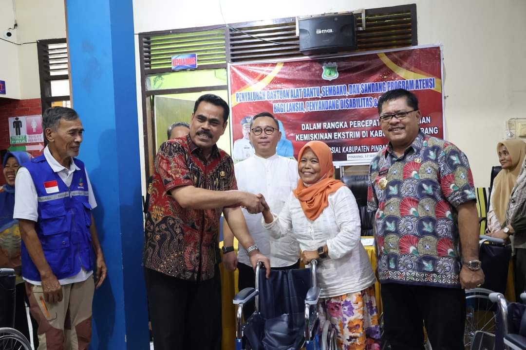 SERAHKAN BANTUAN -- Pj Bupati Pinrang, H Ahmadi Akil menyerahkan bantuan berupa alat bantu, sembako dan sandang melalui program Atensi di Kantor Dinas Sosial Kabupaten Pinrang, Kamis (12/9).
