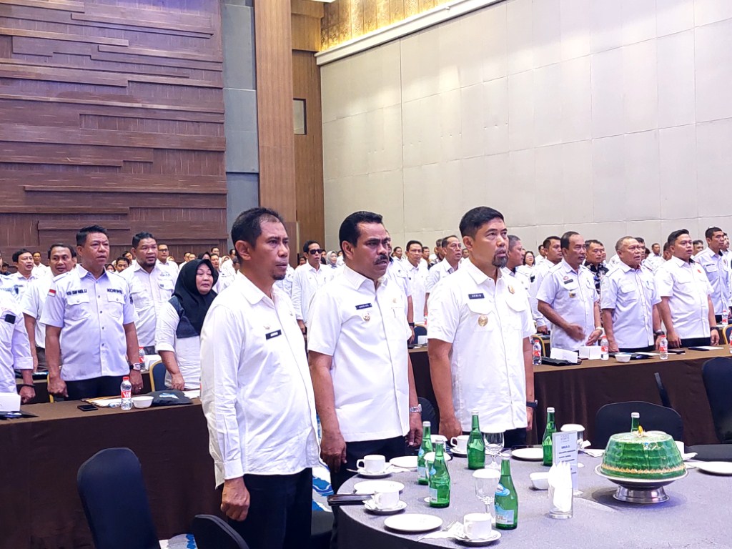 SOSIALISASI -- Pj Bupati Pinrang, H Ahmadi Akil menghadiri sosialisasi pengawasan pemilihan secara tatap muka yang diselenggarakan Bawaslu Sulsel di Hotel Four Points by Sheraton, Makassar, Rabu (25/9). 

