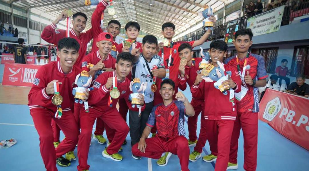 MEDALI EMAS -- Tim Sulsel putra dan putri foto bersama official tim usai menuntaskan laga final kontra Jatim dengan meraih satu medali emas dan satu perak di Banda Aceh, Rabu (12/9).  
