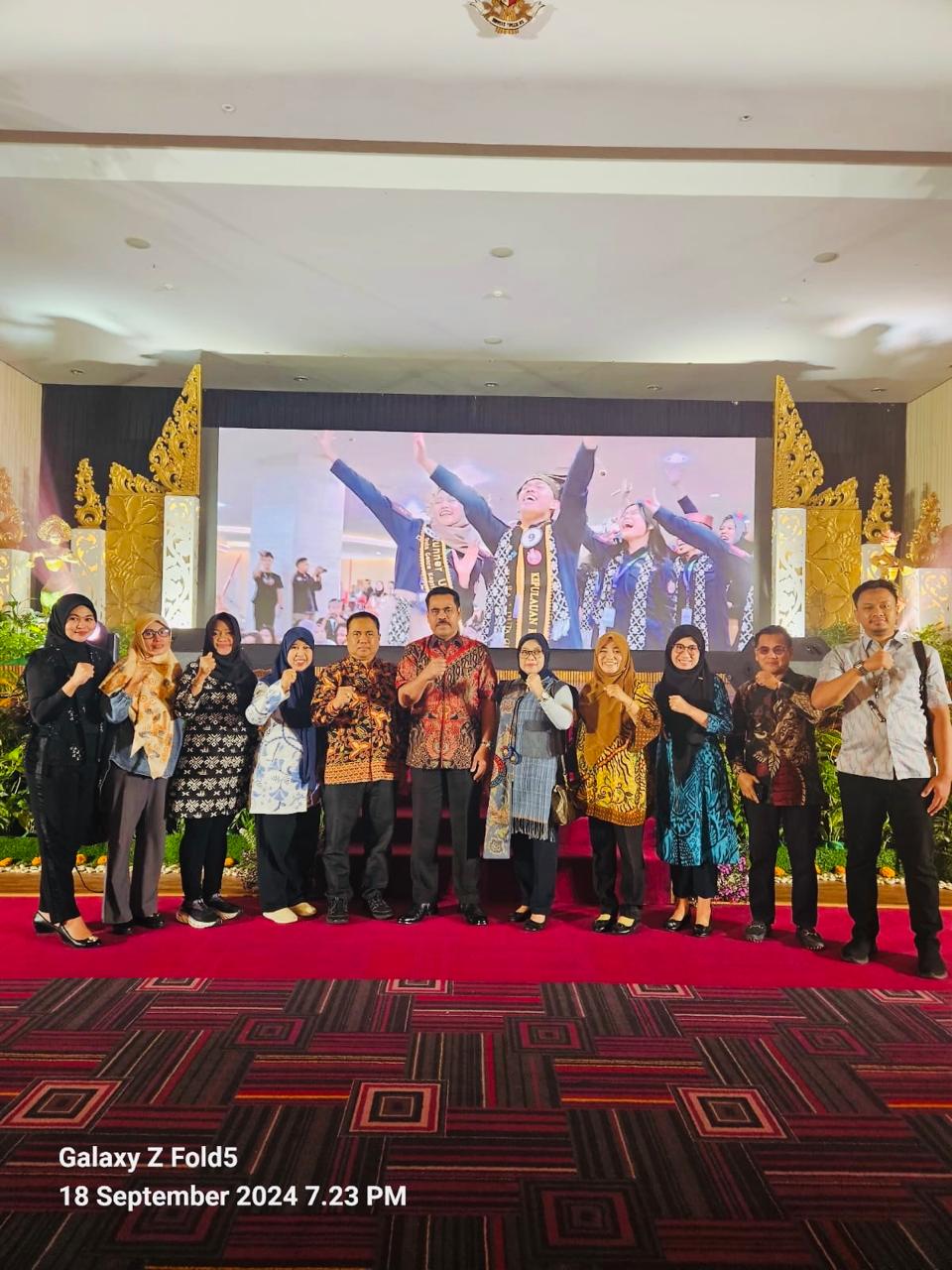 JAMBORE -- Pj Bupati Pinrang, H Ahmadi Akil bersama Pj Ketua TP PKK Pinrang, Uswatun Hasanah Ahmadi foto bersama usai menghadiri Opening Ceremony Adujak  Genre di Kota Denpasar, Bali, Rabu (18/9).
