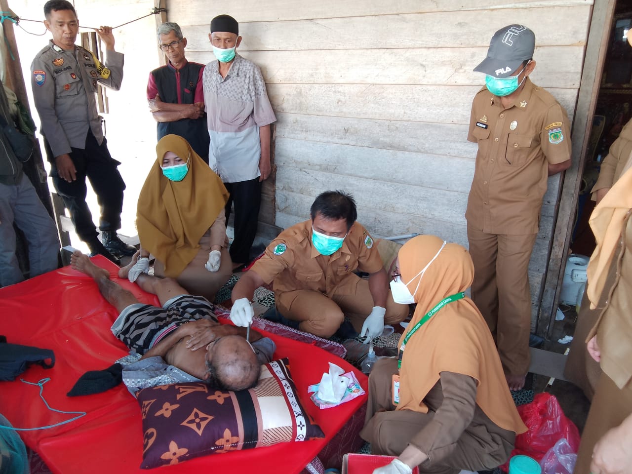 KUNJUNGI PASIEN -- Puskesmas Lampa dipimpin Kepala Puskesmas dr. Andi Silviani melakukan kunjungan kepada pasien kanker yang sedang dalam perawatan luka, Senin (9/9). 
