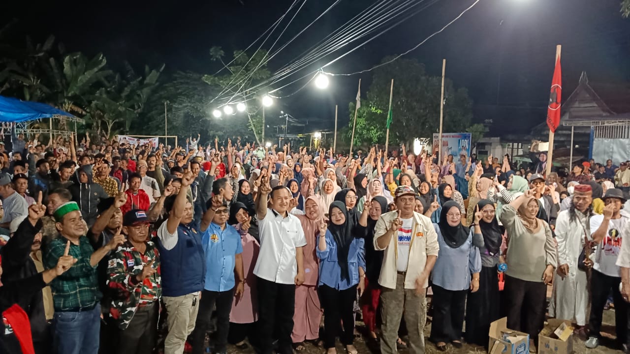 KAMPANYE TERTUTUP -- Pasangan Calon Bupati dan wakil Bupati Pinrang Ahmad Jaya Baramuli-Abdillah Natsir (JaDi) menggelar kampanye tertutup di Benteng, Kecamatan Patampanua, Sabtu (28/9).
