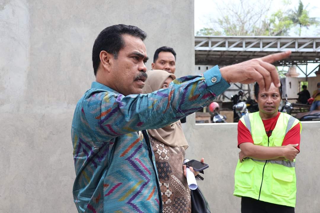 SIDAK -- Pj Bupati Pinrang, H Ahmadi Akil melakukan Sidak ke RPH di Kabupaten Pinrang, Jumat (6/9). Saat Sidak Pj Bupati didampingi Kepala Dinas Peternakan dan Perkebunan Kabupaten Pinrang, drh. Hj Elvi Martina.