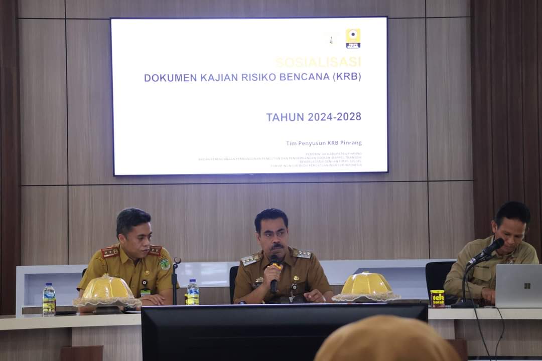 RAKOR -- Pj Bupati Pinrang, H Ahmadi Akil memimpin rapat koordinasi dan sosialisasi dokumen kajian risiko bencana Kabupaten Pinrang di Ruang Rapat Kantor Bupati Pinrang, Senin (30/9). 
