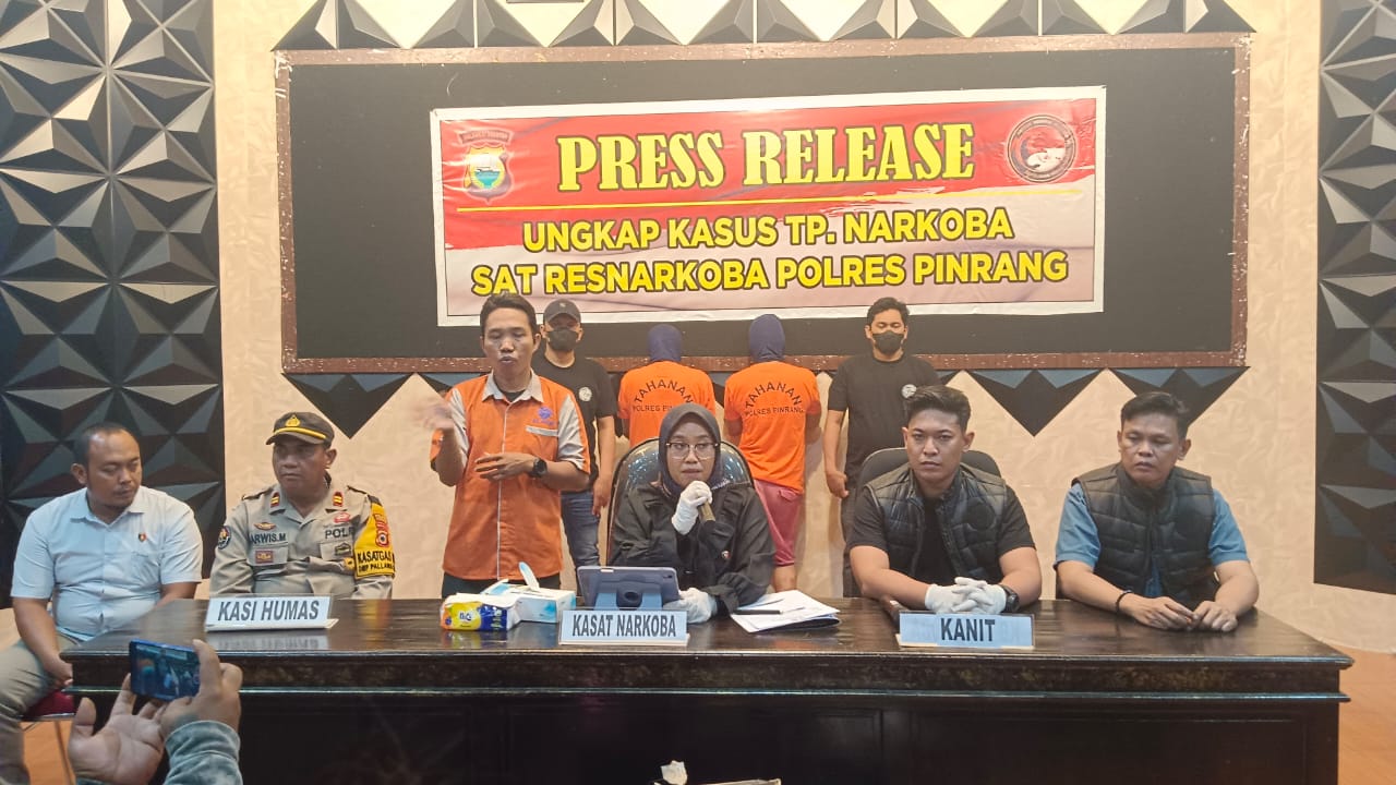 DUA ORANG DISEL -- Kasat Narkoba Polres Pinrang AKP Fitri Matikka memimpin release press pengungkapan penyalagunaan narkoba jenis sabu di Mapolres Pinrang, Selasa (17/9). Dalam kasus ini dua orang diamankan dan satu bal sabu-sabu disita.     
