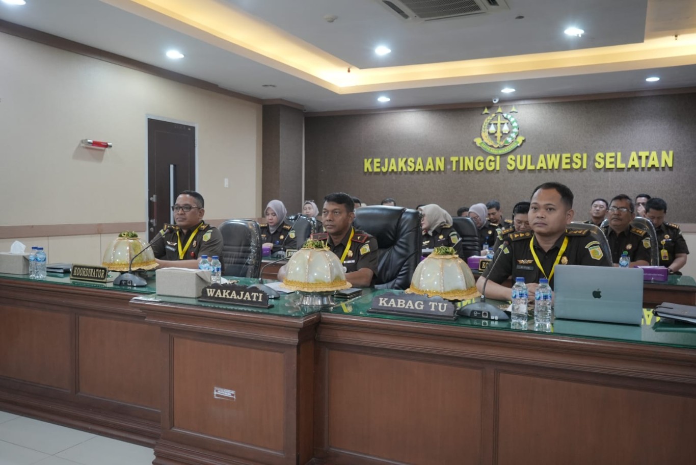 RAKERNIS -- Wakajati Sulsel, Teuku Rahman didampingi Kabag TU dan para koordinator mengikuti pembukaan Rakernis bidmhj

