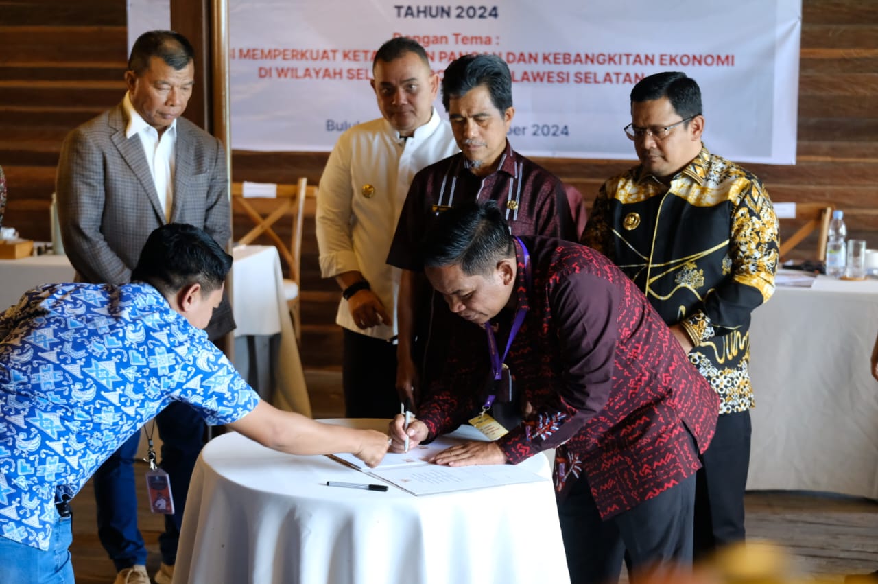 RAKOR -- Pj Bupati Jeneponto, Junaedi Bakri, saat menghadiri Rakor pengendalian inflasi wilayah selatan Provinsi Sulawesi Selatan serta penandatanganan pakta integritas dan kerja sama antar-daerah.
