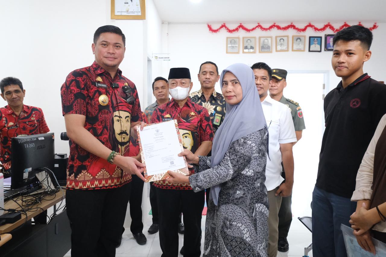 IST
RESMIKAN -- Bupati Gowa, Adnan Purichta Ichsan saat meresmikan kantor PPP Kecamatan Parangloe. 
