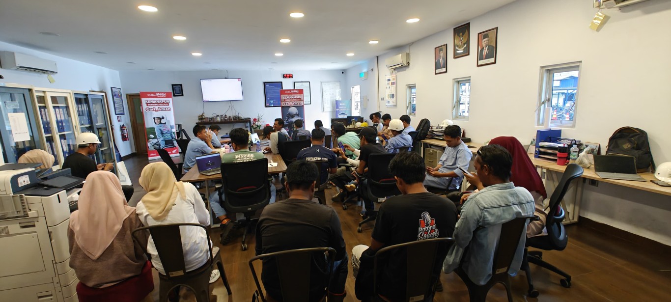 SAFETY RIDING -- Tim Safety Riding Astra Motor Sulawesi Selatan foto bersama dengan karyawan PT Mars Side Wotu usai memberikan materi cara cari aman saat berkendara.
