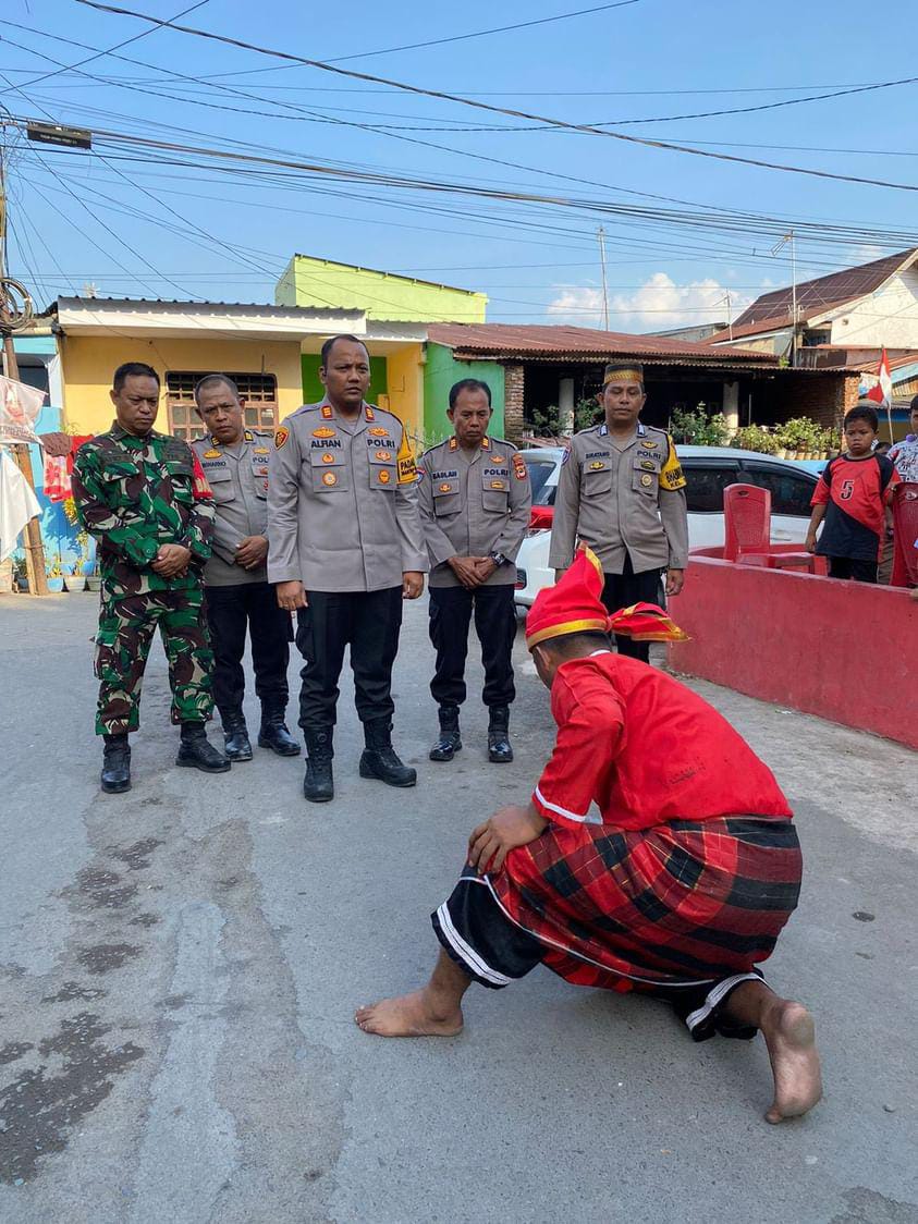 SAMBUT -- Kapolsek Panakkukang, AKP Akhmad Alfian bersama rombongan disambut dengan Angngaru saat akan melakukan Temu Sapa di Kelurahan Paropo.
