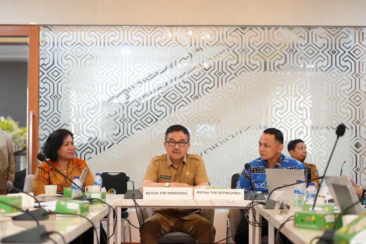 ist
VERIFIKASI--Sekprov Sulsel Jufri Rahman menghadiri Verifikasi Usulan Penganugerahan Tanda Kehormatan Satyalancana Wira Karya Bidang Pemerintah Dalam Pengelolaan, Pengembangan, dan Pembangunan Kelautan Kementerian Dalam Negeri Republik Indonesia, di Kantor Gubernur Sulsel, Senin (23/9).
