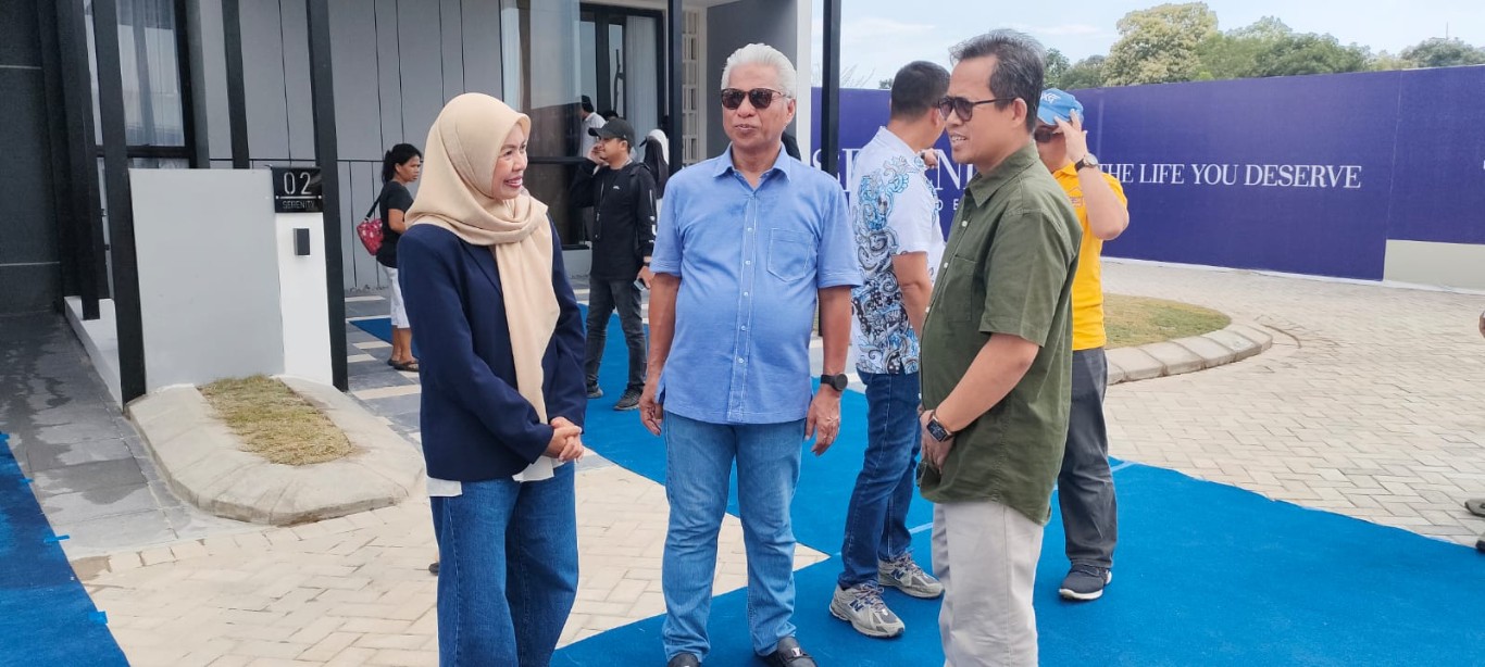 SERENITY GARDEN -- Chief Operating Officer KALLA Land, M Natsir Mardan (tengah) didampingi Sales dan Marketing General Manager KALLA Land, Rasmila Sari Suaib, sedang menjelaskan mengenai konsep pembangunan klaster baru di kawasan Bukit Baruga, Serenity Garden.
