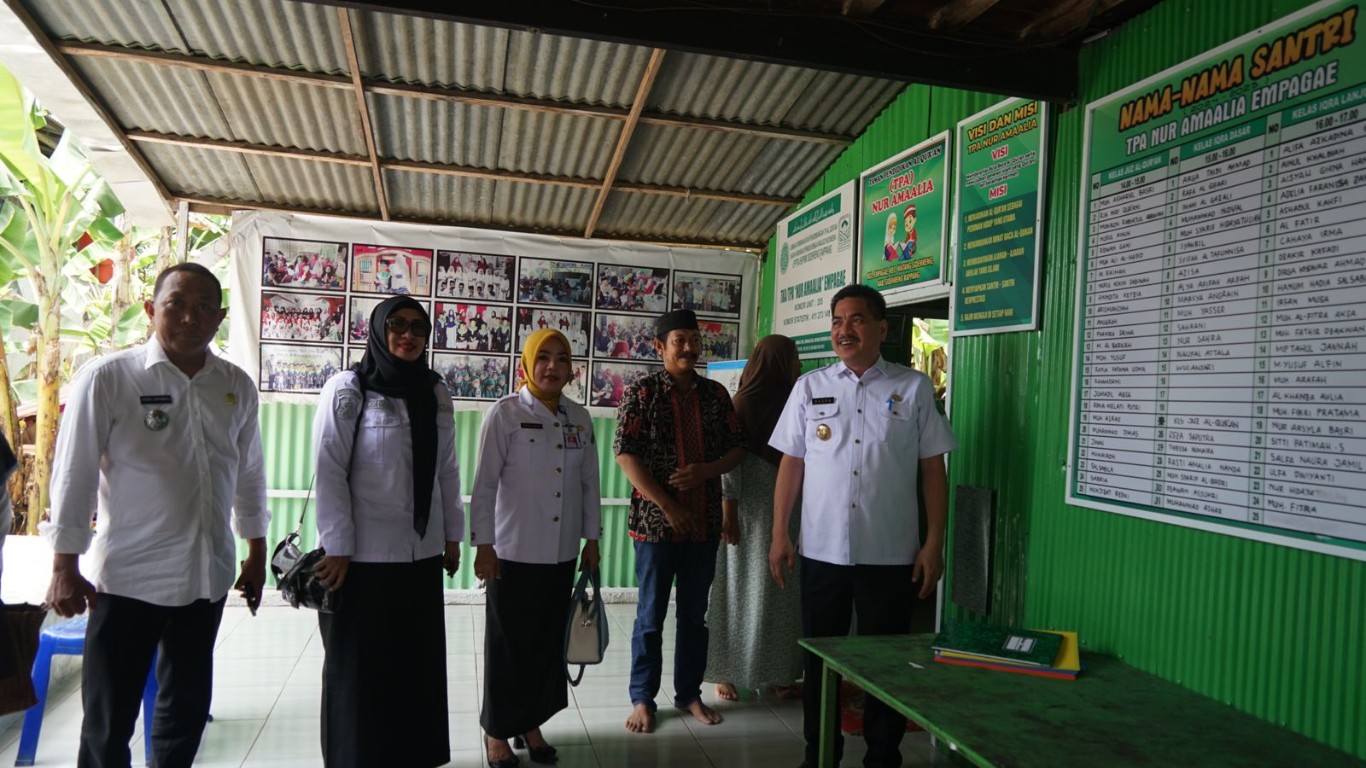 TINJAU -- Pj Bupati Sidrap, H Basra meninjau sejumlah lokasi di Kecamatan Watang Sidenreng dalam rangka penilaian tim SMEP Pemberdayaan dan Kesejahteraan Keluarga (PKK) Provinsi Sulsel, Kamis (19/9).