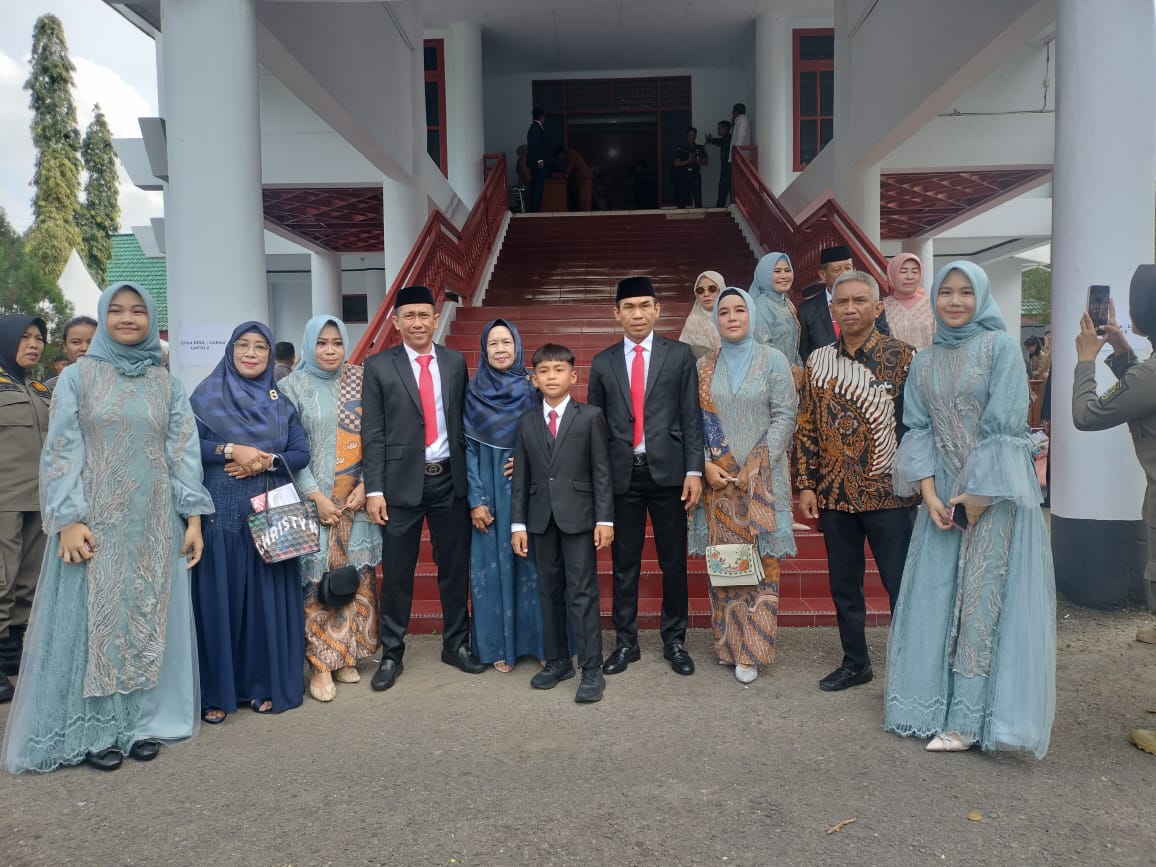 LANTIK -- Anggota DPRD bersaudara Habibi (Partai Demokrat) dan Agus Syamsuddin PKS resmi dilantik bersama 33 anggota DPRD Kabupaten Sidrap periode 2024-2029 di Gedung DPRD Sidrap, Senin (30/9).
