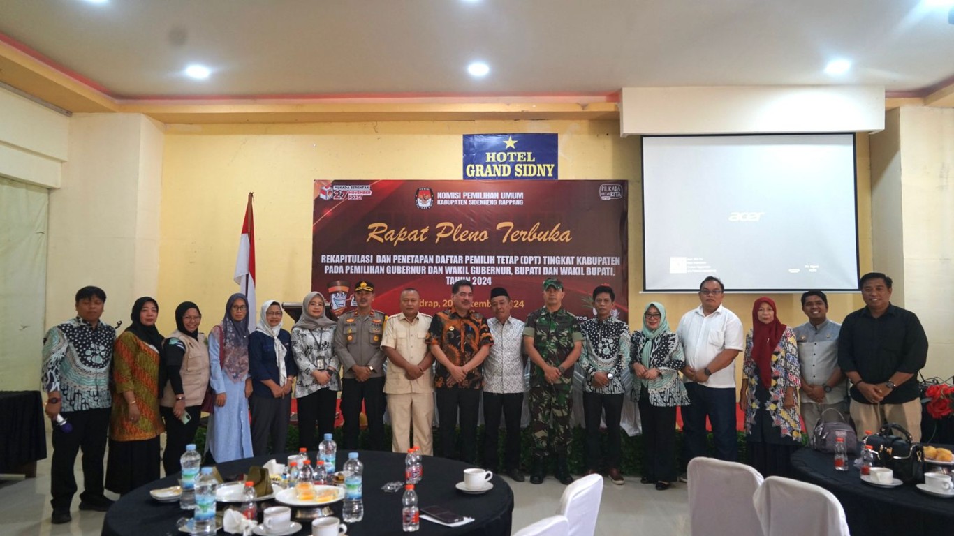 RAPAT PLENO -- Pj Bupati Sidrap, H Basra menghadiri rapat pleno terbuka rekapitulasi dan penetapan DPT tingkat Kabupaten Sidrap pada pemilihan gubernur dan wakil gubernur, bupati dan wakil bupati tahun 2024 yang digelar KPU Sidrap di Hotel Grand Sidny Pangkajene, Jumat (20/9).
