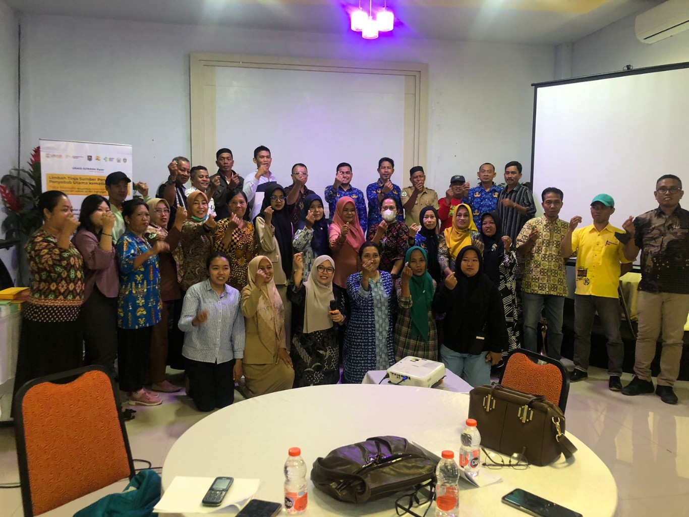 DISKUSI -- Pengelola Program USAID IUWASH Pasar bekerjasama Pokja PKP Sidrap foto bersama peserta usai menggelar FGD di Hadide Cafe and Resto, Kecamatan Maritengngae, Selasa (17/9).
