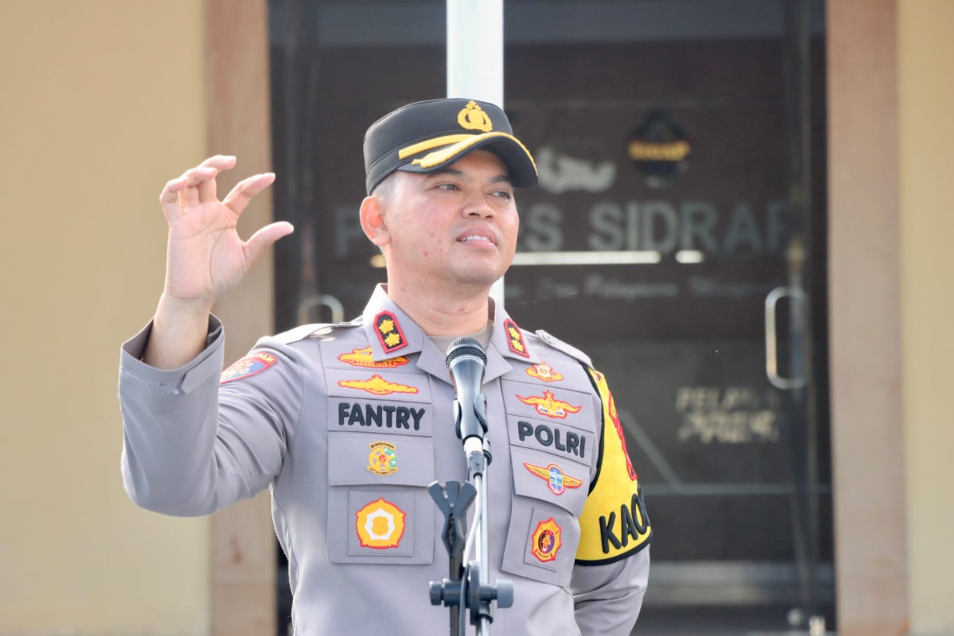 NETRALITAS -- Kapolres Sidrap, AKBP Fantry Taherong memimpin apel pagi di halaman Mapolres Sidrap pada senin (23/9). Disela-sela apel, AKBP Fantry mengingatkan terkait netralitas Polri di Pilkada November mendatang. 