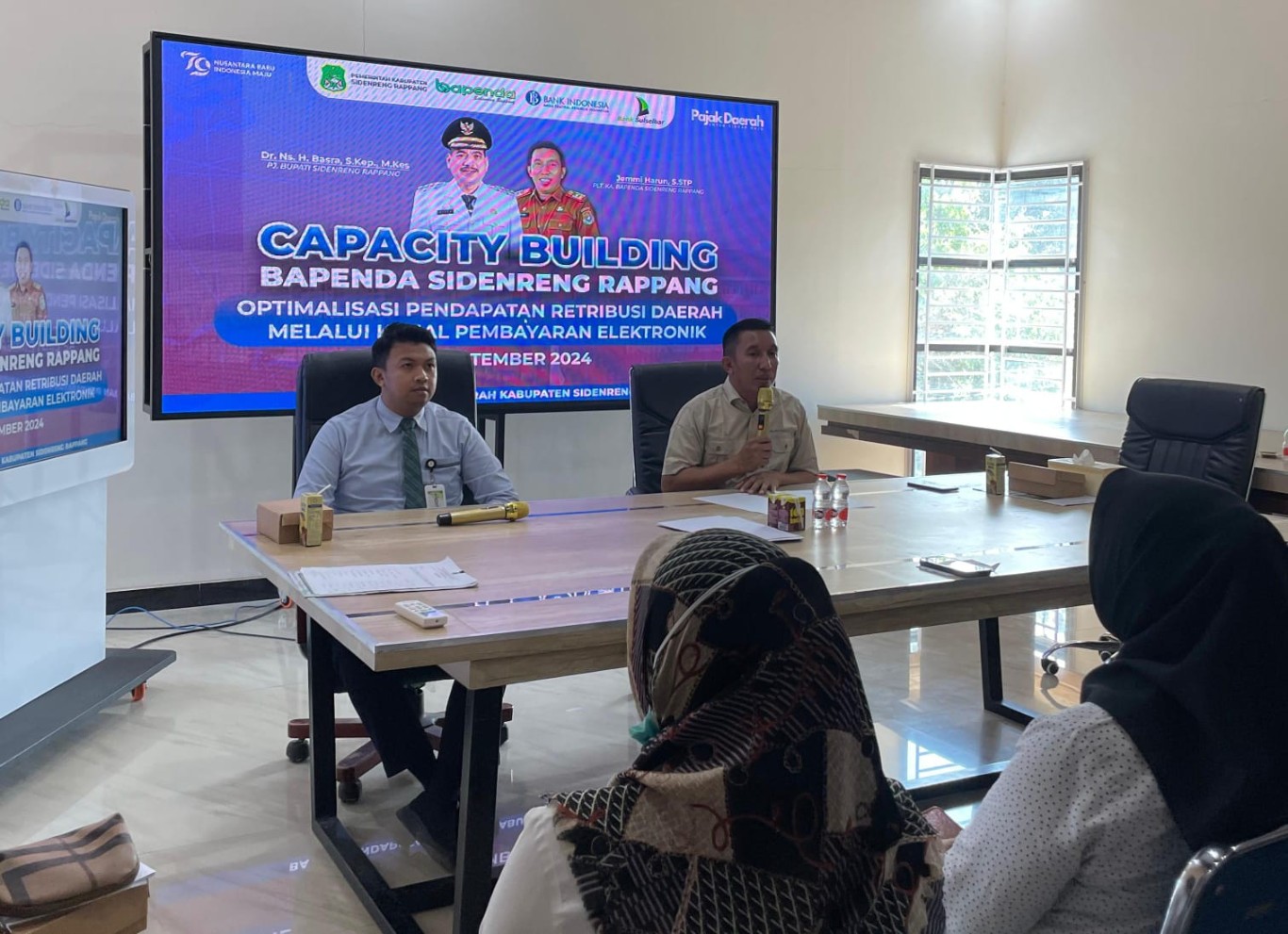 RETRIBUSI --Bapenda Kabupaten Sidrap kembali mengadakan capacity building dalam rangka mengoptimalisasikan pendapatan retribusi daerah melalui kanal pembayaran elektronik di ruang rapat Bapenda Sidrap, Kamis (26/9).