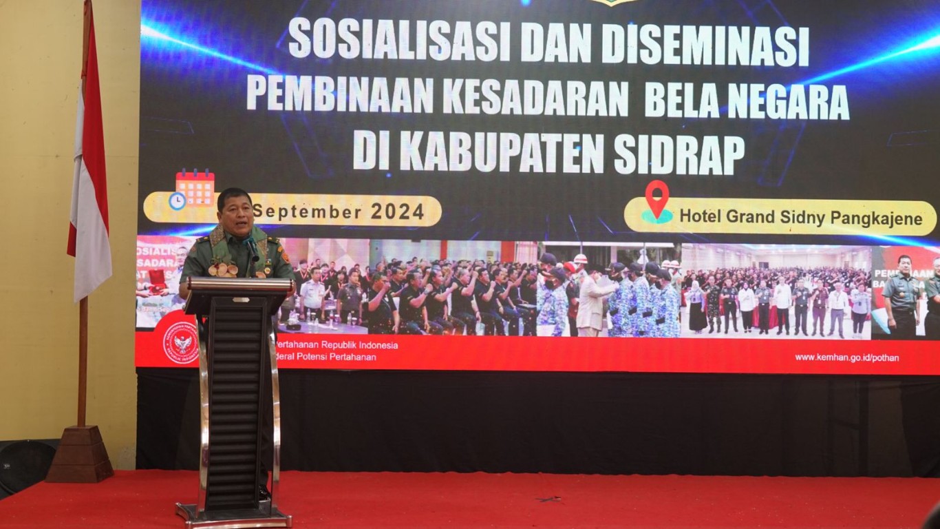 SOSIALISASI -- Direktorat Bela Negara Kemhan Brigjen TNI G Eko Sunarto saat melakukan Ssosialisasi dan Diseminasi Pembinaan Kesadaran Bela Negara di Kabupaten Sidrap di Ballroom Al-Goni, Hotel Grand Sidny, Selasa (10/9).
