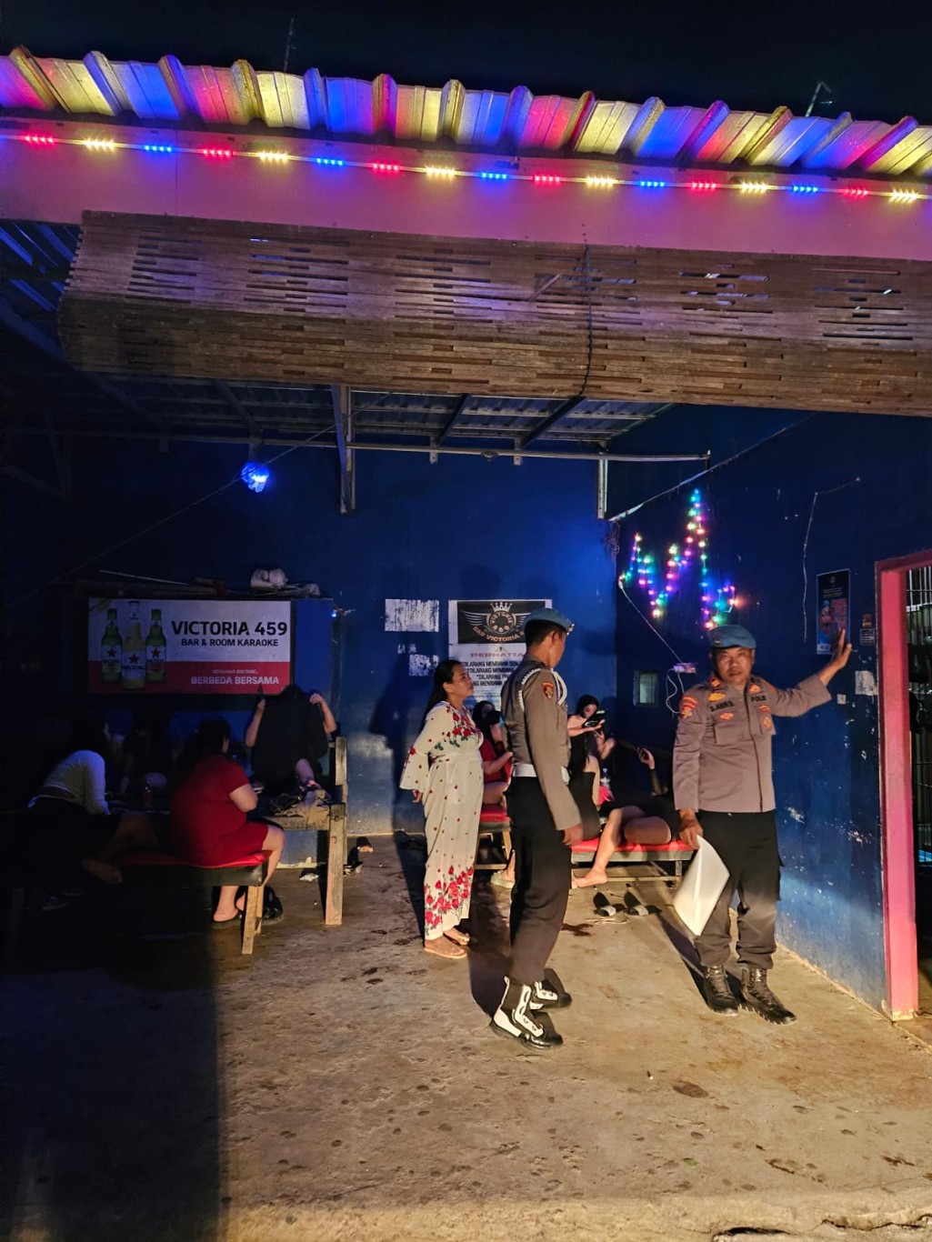 IMBAU -- Seksi Profesi dan Pengamanan (Propam) Polres Sidrap memasang imbauan terkait larangan keras bagi anggota Polri untuk memasuki Tempat Hiburan Malam (THM) kecuali dalam rangka pelaksanaan tugas.