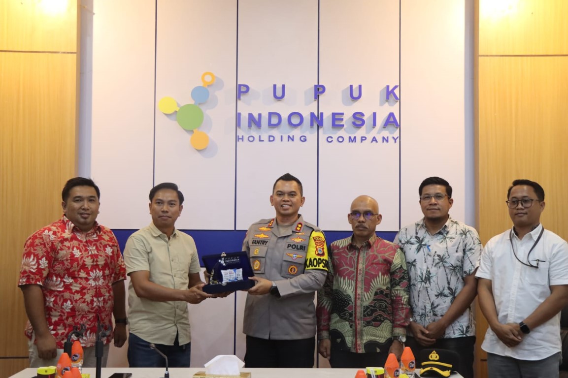 KAWAL -- Kapolres Sidrap, AKBP Fantry Taherong mendampingi kunjungan kerja Tim komisi pengawasan pupuk dan pestisida Kabupaten Sidrap ke PT Pupuk Indonesia di Makassar, Kamis (19/9). 
