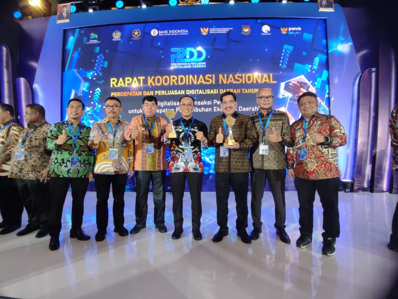 PENGHARGAAN -- Pj Bupati Sidrap, H Basra hadir menerima penghargaan didampingi Plt Kepala Badan Pendapatan Daerah Kabupaten Sidrap Jemmi Harun di Hotel Indonesia Kempiski Jakarta Pusat, Senin (23/9).