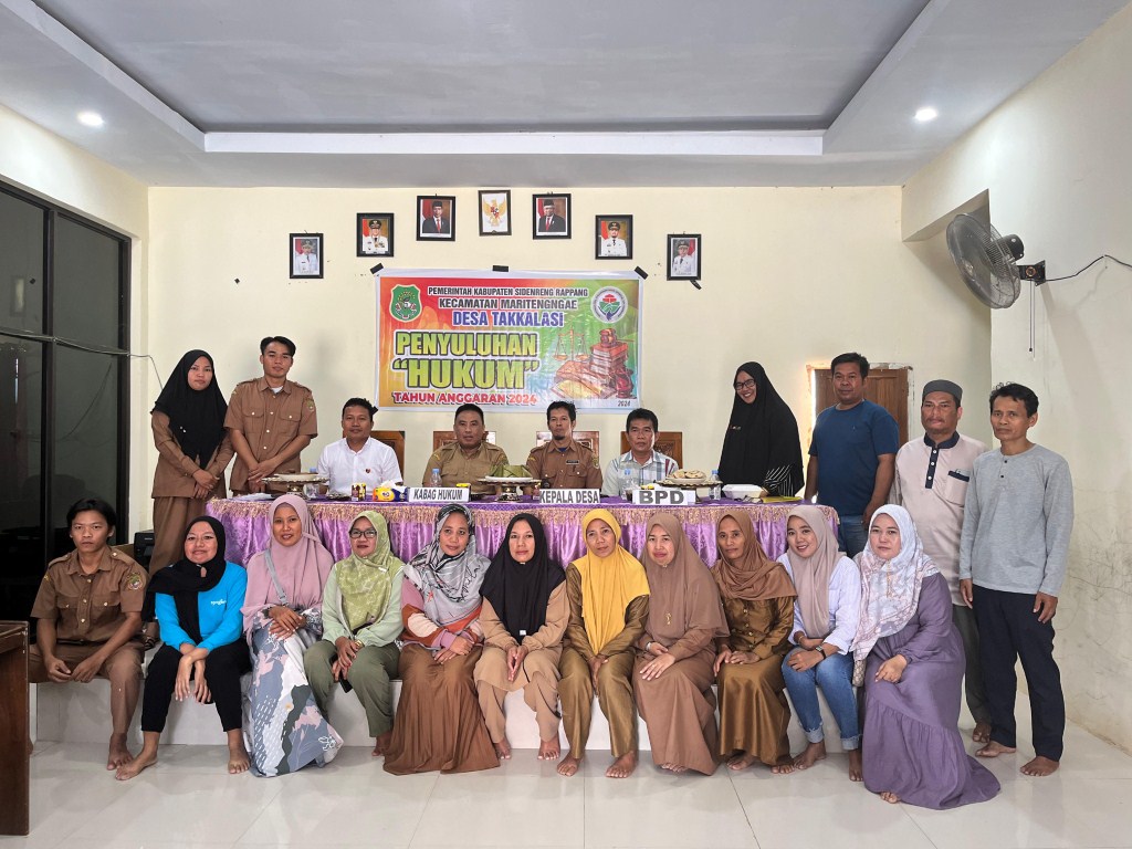 SOSIALISASI -- Aparat Sat Resnarkoba Polres Sidrap foto bersama warga usai melakukan sosialisasi dalam upaya P4GN di Desa Takkalasi Kecamatan Maritengngae, Kabupaten Sidrap, Selasa (24/9). 
