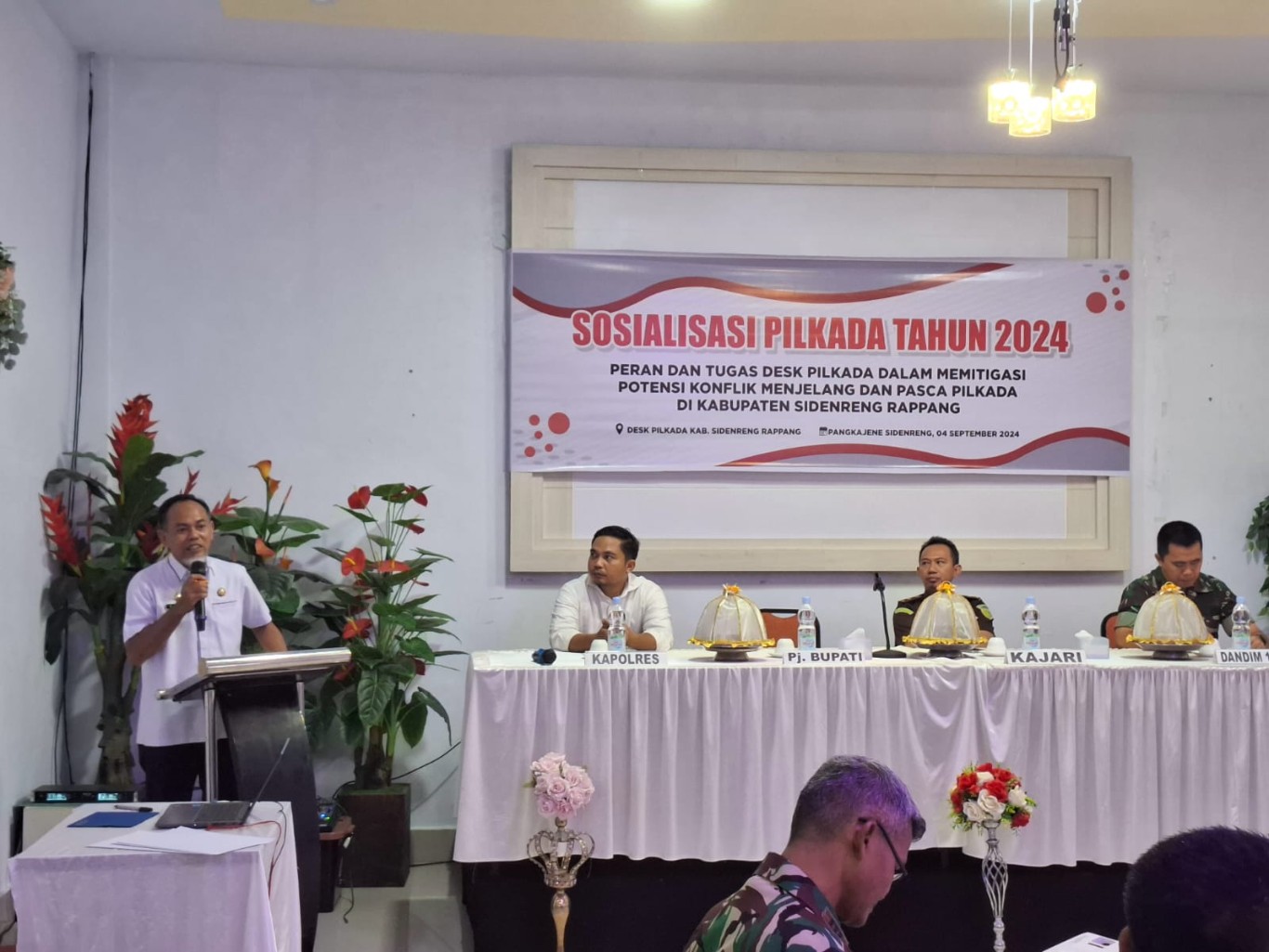 SOSIALISASI -- Pemkab Sidrap menggelar sosialisasi terkait peran dan tugas desk pilkada dalam rangka menyukseskan penyelenggaraan Pemilihan Kepala Daerah (Pilkada) Serentak tahun 2024 di Hadide Cafe and Resto, Rabu (4/9) 