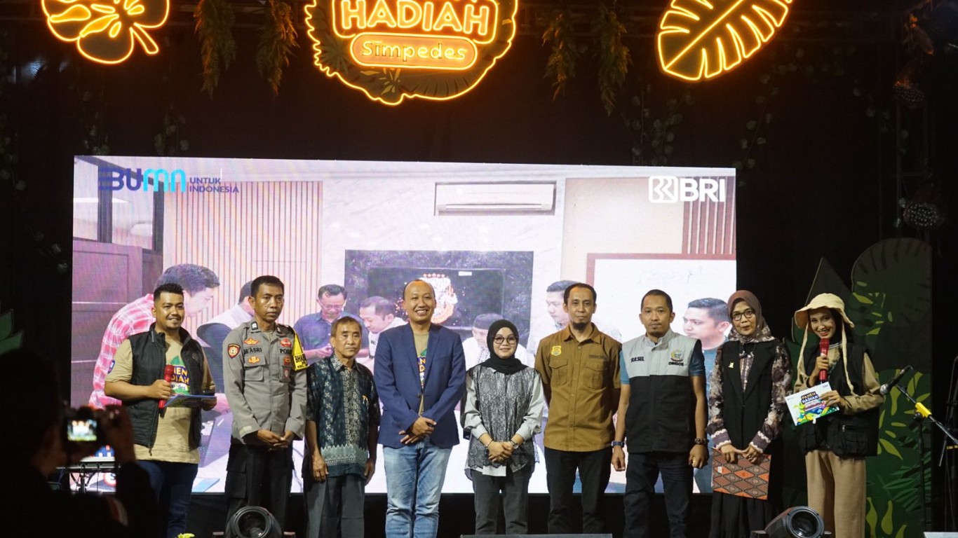 AJAK MENABUNG -- Pj Sekkab Sidrap, Andi Bahari Parawansa menghadiri penarikan undian panen hadiah Simpedes BRI Cabang Sidrap, Sabtu (21/9) malam kemarin.
