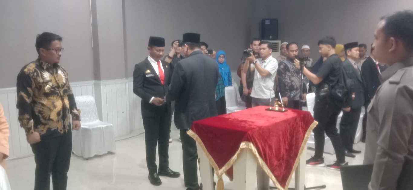 LANTIK -- Pj Bupati Sidrap, H Basra resmi melantik Andi Bahari Parawangsa sebagai Penjabat Sekretaris Kabupaten (Pj Sekkab) Sidrap di Aula Kantor Bupati SKPD Jumat (6/9)
