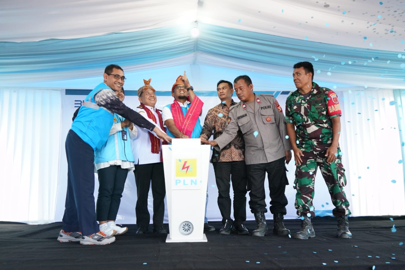 SIMBOLIS -- General Manager PT PLN (Persero) UID Sulselrabar, Budiono (tengah) beserta jajaran manajemen PLN UID Sulselrabar dan Forkopimda Kabupaten Luwu saat secara simbolis menyalakan listrik 25 Desa di Sulawesi Selatan, bertempat di Desa Ilan Batu Uru, Kabupaten Luwu.
