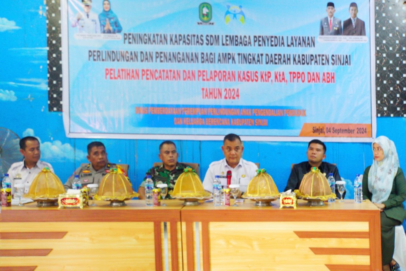 PELATIHAN -- Pj Bupati Sinjai T.R. Fahsul Falah didampingi Kapolres Sinjai AKBP Harry Azhar Hasry, Dandim 1424 Sinjai Letkol Arm Dian Akhmad Arifandi saat membuka pelatihan, Rabu (4/9).
