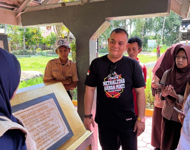 KUNJUNGI -- Pj Bupati Sinjai TR Fahsul Falah saat menjadi pemandu wisata di Situs Perjanjian Topekkong di Kelurahan Biringere, Kecamatan Sinjai Utara sebagai salah satu tempat bersejarah di Bumi Panrita Kitta, Jumat (6/9) pagi.
