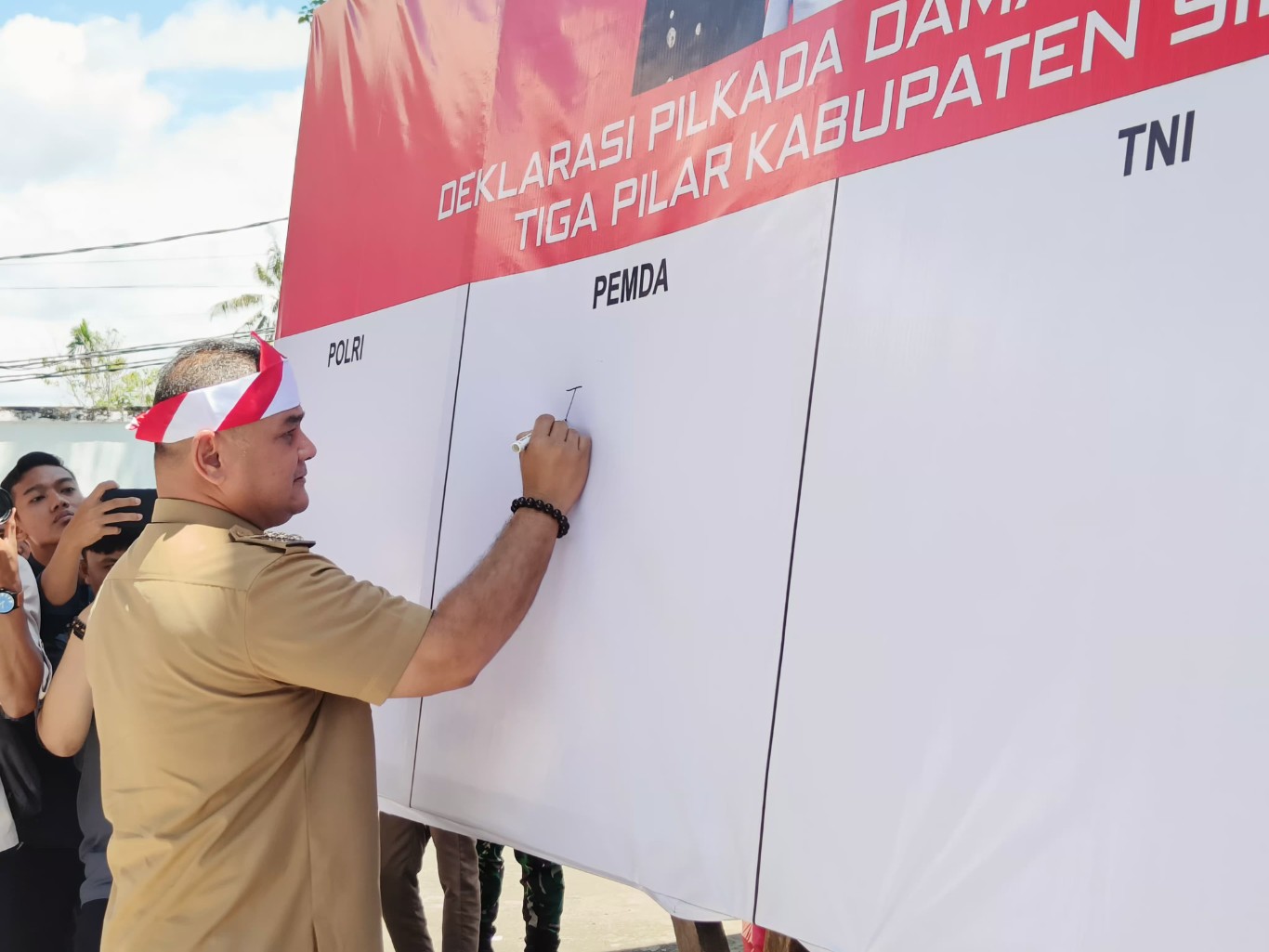 DEKLARASI -- Pj Bupati Sinjai TR Fahsul Falah bersama para Forkopimda se-Kabupaten Sinjai dan unsur tiga pilar yakni Kepala Desa/Lurah, Babinsa dan Bhabinkamtibmas melaksanakan deklarasi Pilkada Damai 2024 di Pendopo Rujab Bupati Sinjai, Senin (9/8).
