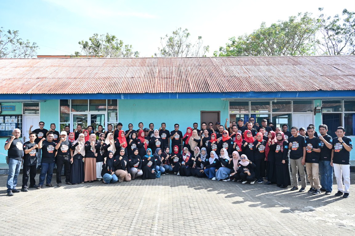 TETAP NETRAL -- Jajaran Dinas Pendidikan Kabupaten Sinjai menegaskan tetap netral dalam setiap ajang pesta demokrasi disela-sela apel pagi di Kantor Dinas Pendidikan Sinjai, Rabu (18/9).
