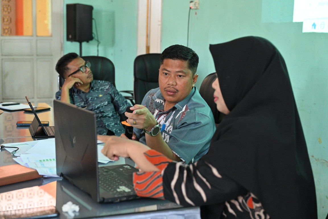 EVALUASI DATA -- Kepala Dinas Pendidikan Kabupaten Sinjai Irwan Suaib didampingi Sekdis Dian Purnamasari dan Kepala Bidang Pendidikan SD Muhammad Adli Arifin mengevaluasi data Anak Tidak Sekolah (ATS) yang ada diberbagai wilayah di Kabupaten Sinjai.
