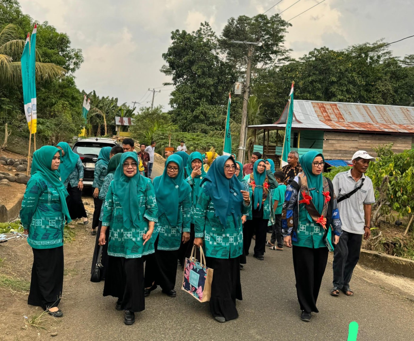 KUNJUNGI -- Tim supervisi PKK Provinsi Sulsel drg Sukreni Abdullah melakukan kunjungan ke Kampung Pangi Dusun Sekkang Desa Mariorilau, Kecamatan Marioriwawo Kabupaten Soppeng baru-baru ini.  
