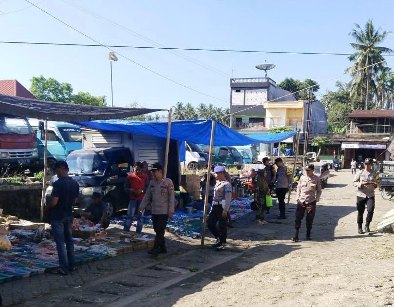 AMANKAN PASAR -- Kapolsek Marioriwawo AKP Tajuddin memimpin pengamanan Pasar Takkalala Kelurahan Tettikenrarae Kecamatan Marioriwawo Kabupaten Soppeng dalam rangka menjaga situasi Kamtibmas, Selasa (17/9)
