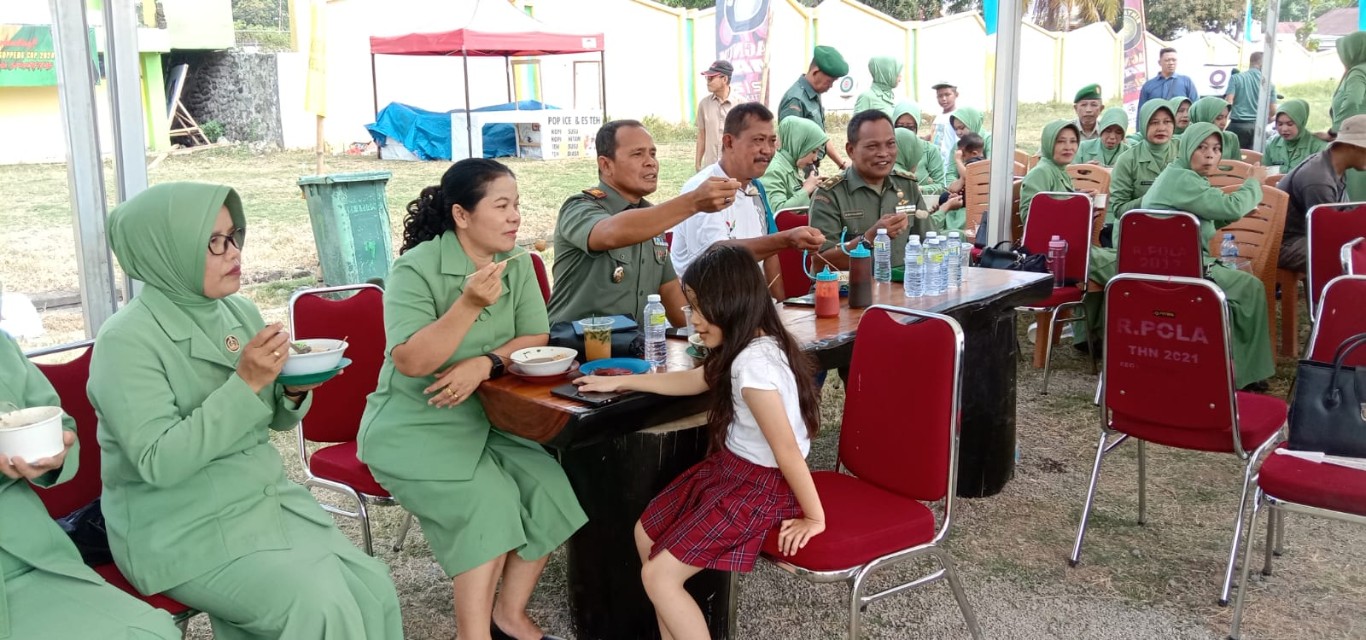 BAKTI KESEHATAN -- Kodim 1423/Soppeng melaksanakan kegiatan bakti kesehatan dan donor darah sekaligus berbagi kasih dengan warga masyarakat di Makodim 1423/ Soppeng, Sabtu(21/9).  
