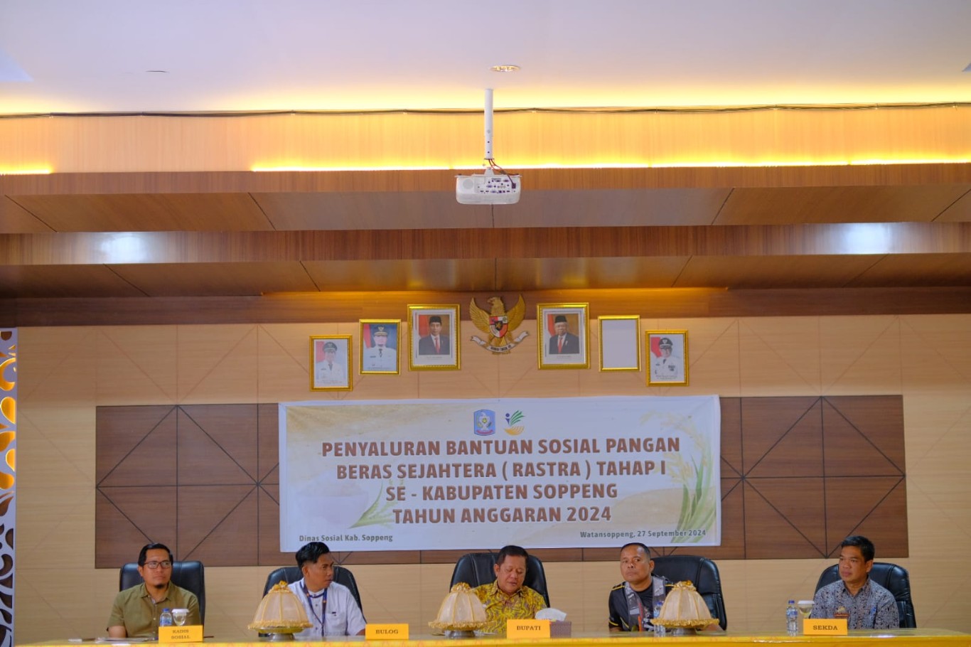 SALURKAN BANTUAN -- Dinas Sosial Kabupaten Soppeng menyalurkan bantuan sosial pangan beras sejahtera (Rastra) Tahap I se Kabupaten Soppeng Tahun Anggaran 2024 di Aula Kantor Kecamatan Lalabata,  Jumat (27/9)
