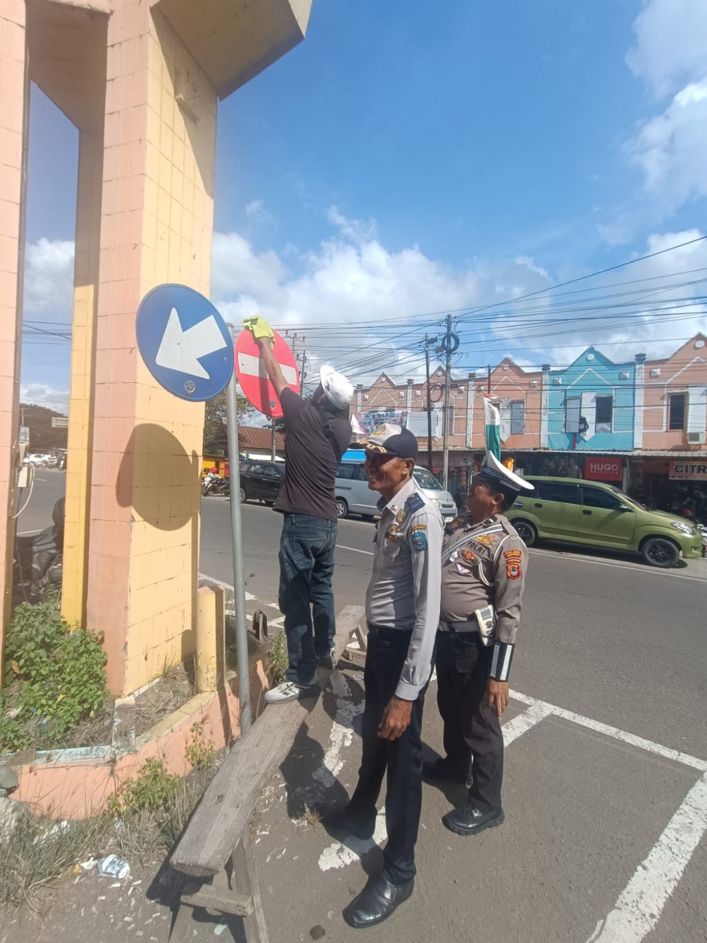 BERSIH-BERSIH -- Sat Lantas Polres Soppeng dan Dishub Kabupaten Soppeng melaksanakan pembersihan rambu lalulintas di seputaran Pasar Cabbenge Kecamatan Lilirilau Kabupaten Soppeng dalam rangka bulan Bhakti Hari Lalu lintas ke-69, Jumat (13/9).  
